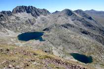 Panorámica de los dos lagos del Pessó desde la cima del Tuc dels Carants (2.791m) (fuera de ruta).