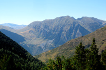 Panorámica hacia el NO, donde destaca el pico del Aüt.