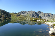 Lago primero de Ensagents y el pico de las Collades Baixes.