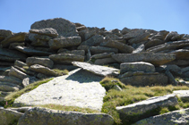 Enormes losas de granito bajando del Alt del Griu.