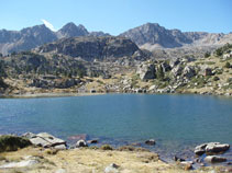 Lago Rodó con el pico de Ríbuls y el pico de Pessons al fondo.