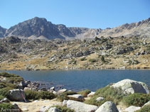 Lago de Meligar con el pico de Pessons al fondo.