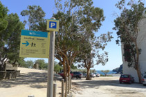 Señal vertical que encontramos al lado del espacio público habilitado para estacionar los vehículos y de la entrada del hotel Rocamar. 