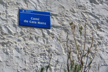 Detalle de una de las indicaciones del camino de Cala Nans. 