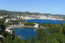 Mirada atrás: Sa Conca en primer término y Cadaqués al fondo. 