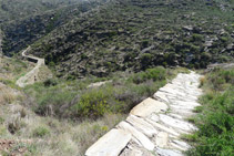 La pista da paso a un camino empedrado. 