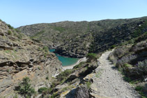 Vamos rodeando la playa de Sa Sabolla. 