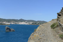 Seguimos avanzando y empezamos a ver el pueblo de Cadaqués a nuestra izquierda (NO). 