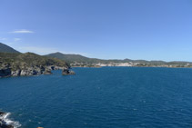 Vistas de Cadaqués desde el faro de Cala Nans. A la izquierda podemos ver los islotes de Es Cucurucuc de Terra y de Es Cucurucuc de Sa Sabolla.