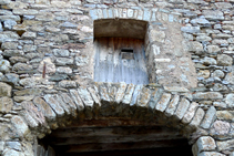 Arco de piedras en el vecindario de la Roca.