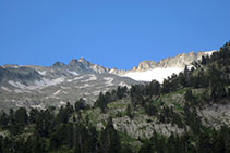 Pico y glaciar de la Maladeta, cientos de metros por encima del refugio de la Renclusa.