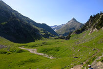 Preciosa estampa con las aguas del río Ésera y el pico de Aigualluts al fondo.