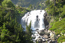 Cascada de Aigualluts, lozana de agua a principios de verano.