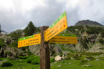 Señalización vertical en la entrada del valle de Barrancos, en el extremo S del Plan de Aigualluts.