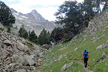 Después del collado de la Renclusa, emprendemos la bajada hacia el refugio con el pico de Paderna al fondo.