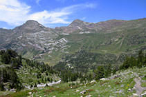 Desde el refugio bajamos hacia la Besurta, visible en el fondo del valle.