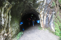 Entramos dentro del túnel.