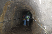 Túnel excavado en la roca.