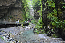 Avanzamos por la pasarela cerca del agua.