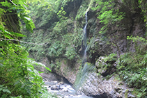 El agua cae por las paredes de la garganta formando hermosas cascadas.