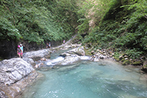 El río frena su avance y se encalma formando balsas de agua cristalina.