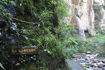 Un letrero nos indica que ya hemos llegado a la cascada de Kakueta, al fondo de la imagen.