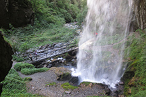 Hay un sendero que pasa por delante de la cascada.