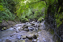 Tramo llano junto al río antes de llegar a la cueva de Kakueta.