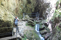 Unas pasarelas nos permiten llegar hasta la entrada de la cueva.