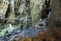 El agua sale de dentro de las rocas formando el río de Kakueta.