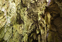 Espectaculares formaciones en el interior de la cueva.