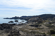 El faro del Cabo de Creus en la lejanía.