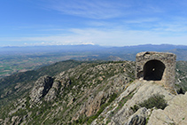 Castillo de Verdera i macizo del Canigó (al fondo).