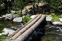 Cruzamos el río Madriu.