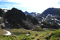 Mirada atrás, nos despedimos de la inconfundible silueta del pico de Escobes (al fondo).