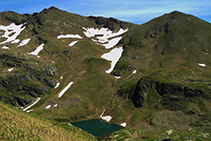 Mirada atrás, el lago y el refugio de Cabana Sorda.