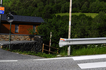 Camino que sale de la carretera y cruza el río Valira del Nord.