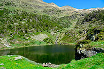 Ibón de Villamuerta desde su desagüe.