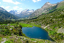 Ibón de Villamuerta desde arriba. En segundo plano, la Tuca de Salvaguardia (2.738m) y, en tercer plano, el macizo de Perdiguero.