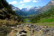 Canchal y, al fondo, el macizo de Perdiguero.