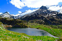 Ibón Alto de Villamuerta. Al fondo destaca la cumbre del Aneto (3.404m).