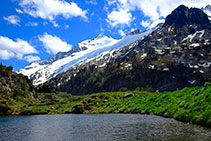 Ibón Alto de Villamuerta. Al fondo la cumbre del Aneto (3.404m) y a la derecha el pico de la Renclusa (2.679m).