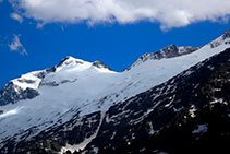 A la izquierda, la cumbre del Aneto (3.404m) y, a la derecha, el pico de Coronas (3.298m).