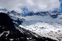 En primer plano, el pico de la Renclusa (2.679m) y, en segundo término, el pico de la Maladeta (3.308m) y su glaciar.
