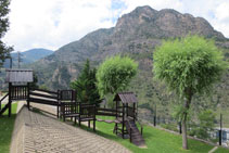 Varias instalaciones para jugar en el parque infantil Terra Bogada.