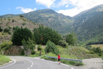 Subimos unos metros por la carretera que va de San Julián de Loria a Nagol, Certés y Llumeneres.