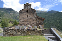 La fachada de la iglesia con el cementerio.