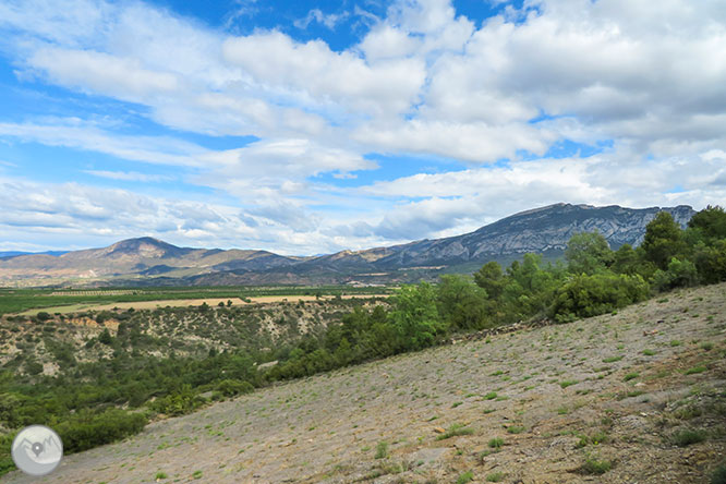 La ermita de la Posa, el Parque Cretácico y las fortificaciones del Frente del Pallars desde Isona 1 