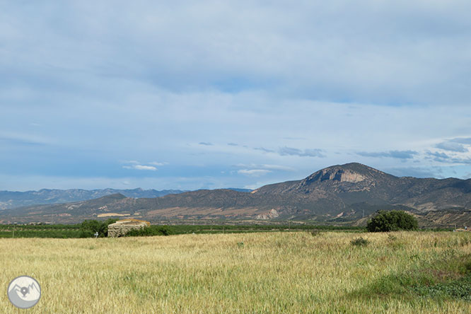 La ermita de la Posa, el Parque Cretácico y las fortificaciones del Frente del Pallars desde Isona 1 