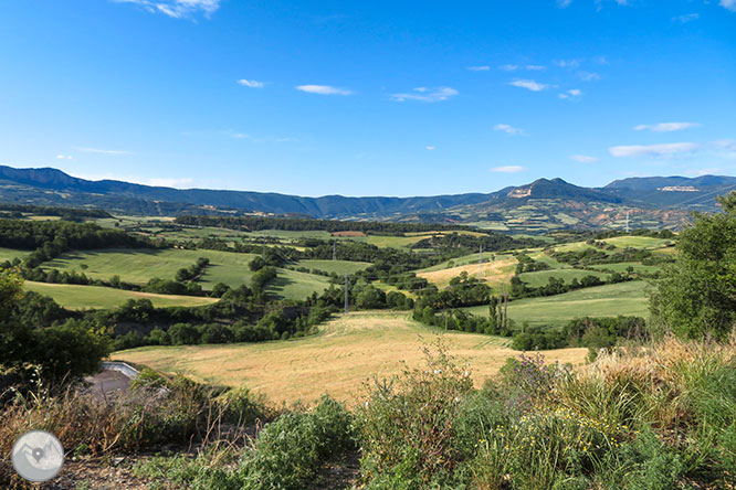 La ermita de la Posa, el Parque Cretácico y las fortificaciones del Frente del Pallars desde Isona 1 